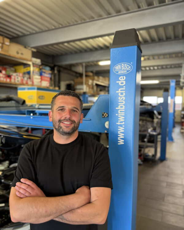 Fisnik, fondateur d'EVO Automotive, dans son atelier